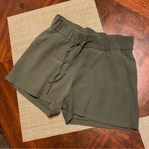 LULULEMON On The Fly dark green shorts